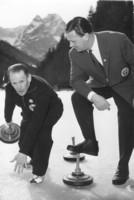 Sepp Herberger beim Eisstockschieen